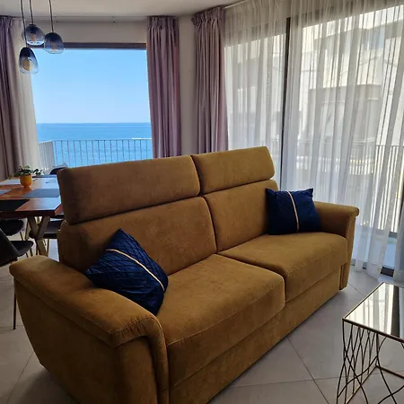 Seabreeze N13 - Sea Views, Cozy Balcony, Steps From The Promenade *